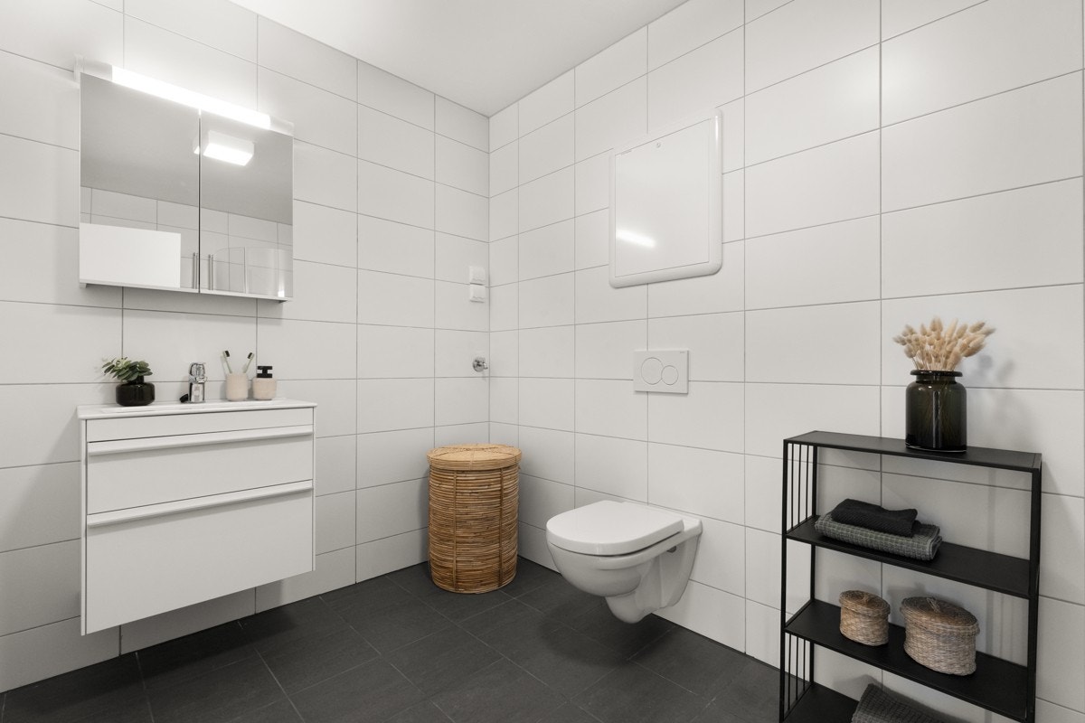 Stort nytt og moderne bad, selvfølgelig med opplegg for vask/tørk. Galleribilde