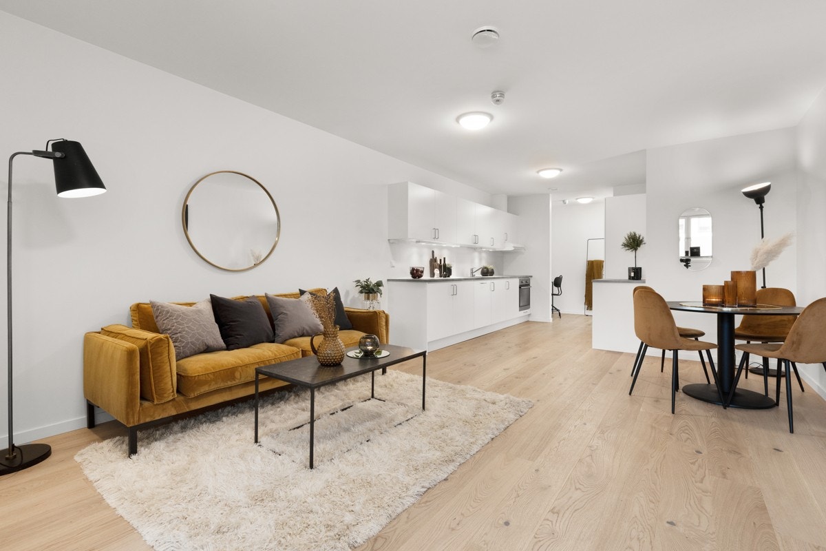 Den åpne stue- og kjøkkenløsningen gjør leiligheten svært sosial. Galleribilde