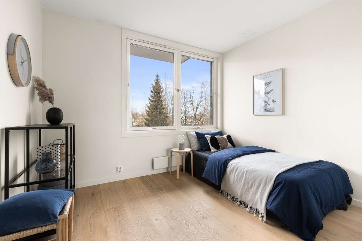 Soverommet er av god størrelse med god plass til lagring eller skrivepult, alt etter behov. Galleribilde