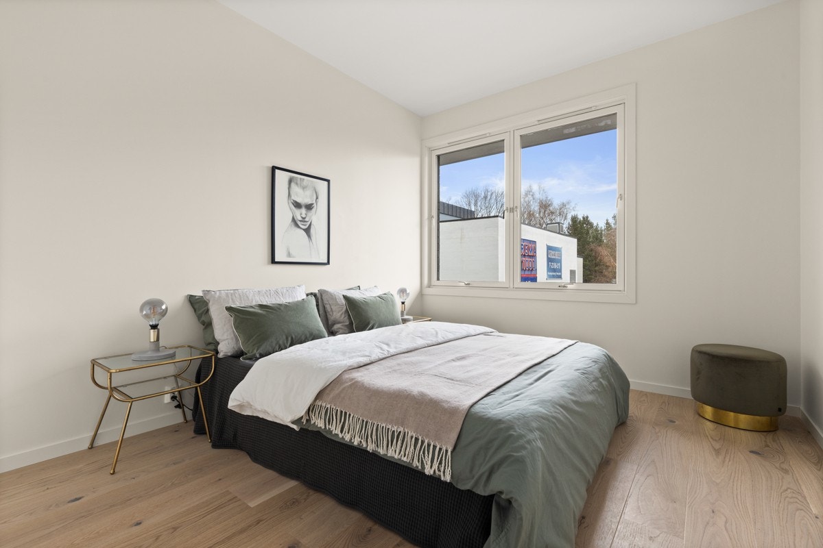 Hovedsoverommet er av god størrelse med plass til dobbelt seng og tilhørende møblement. Galleribilde