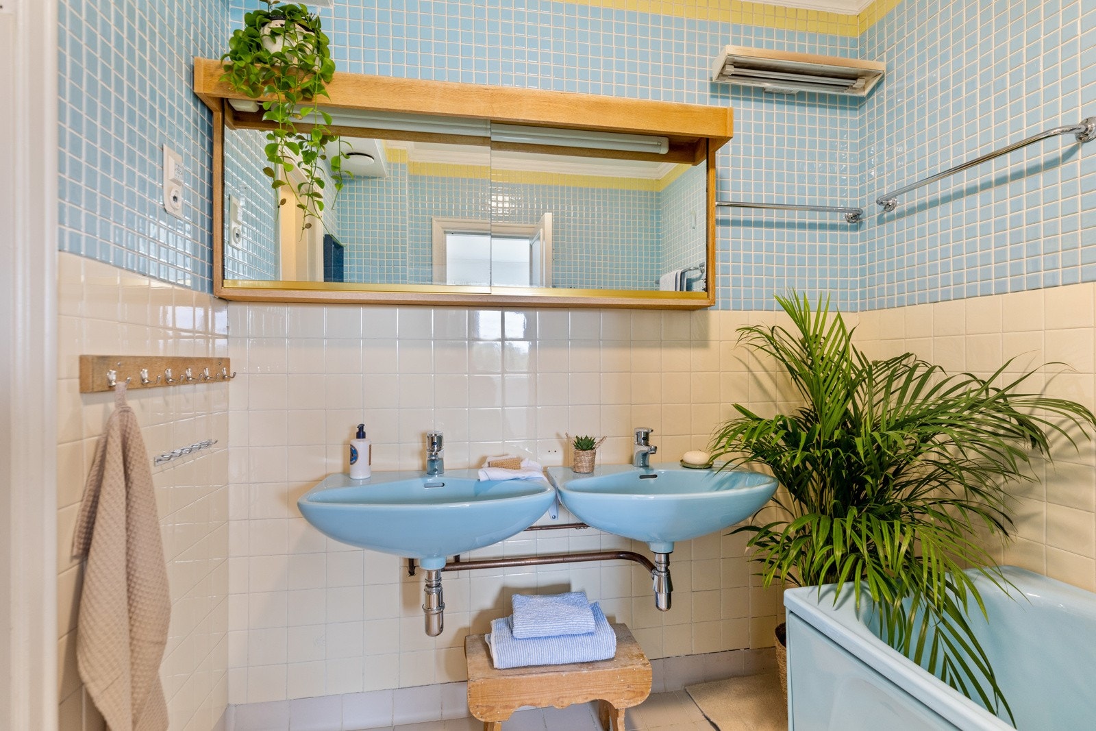 Badet har en tidstypisk fargepalett - lys, varm og velbevart. Galleribilde