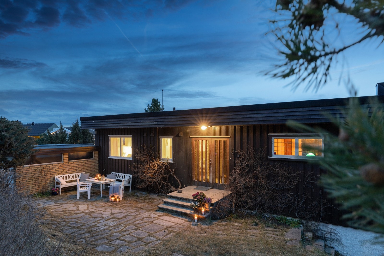 Sitteplassen ved inngangspartiet er svært lun og solrik. Galleribilde