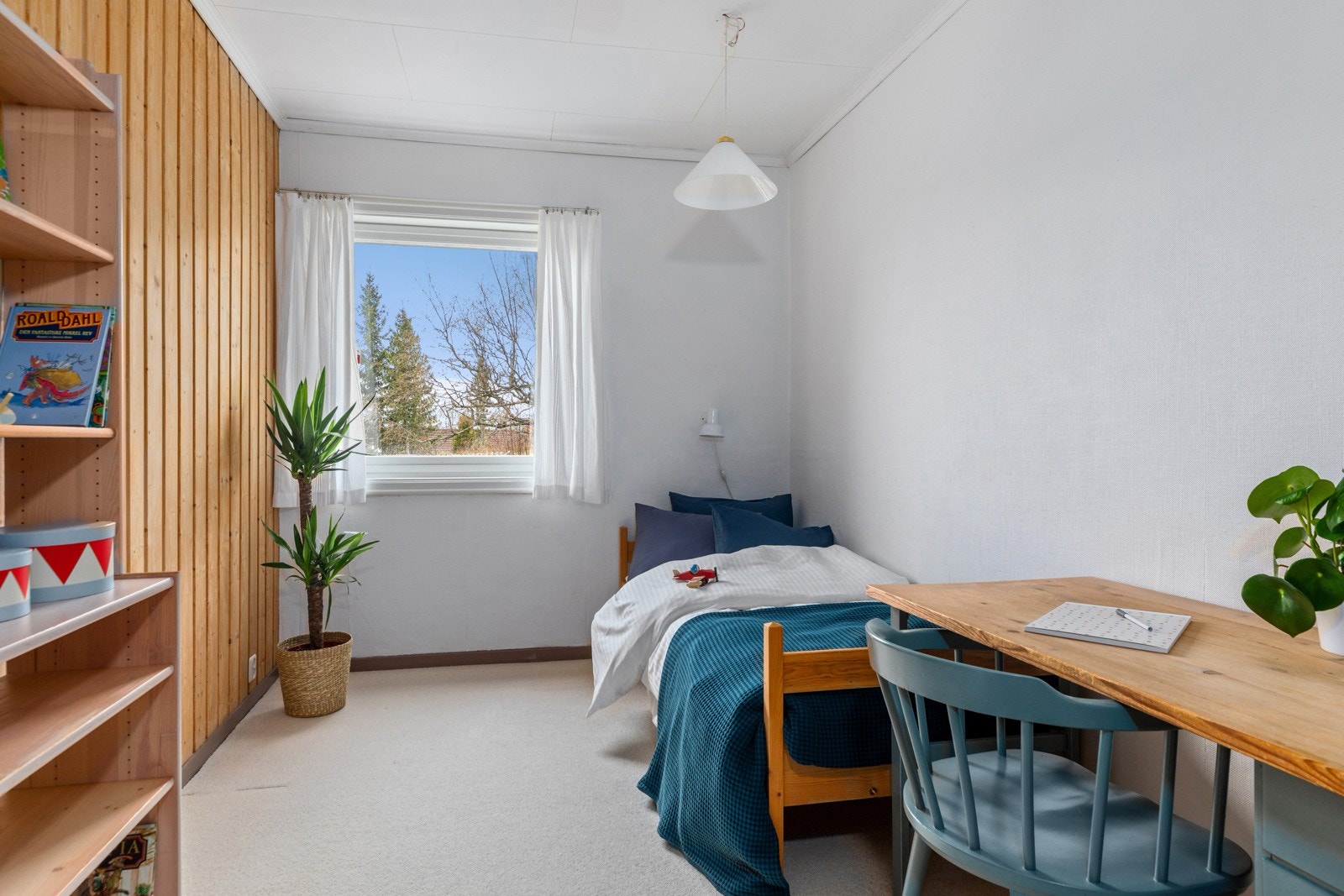 Alle husets soverom ligger plassert i underetasjen, og dette måler 10 kvm. Galleribilde