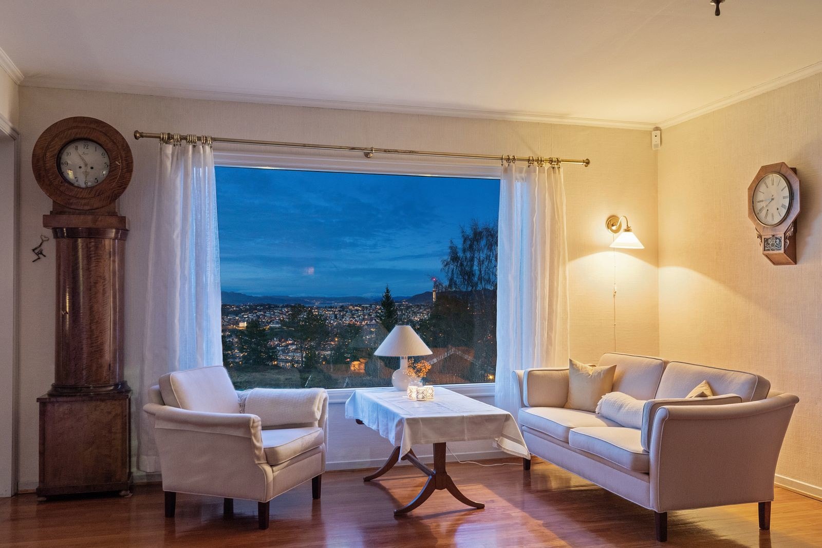 På hovedplanet ligger tre stuer på rad - alle med samme slående utsiktsbilde. Galleribilde