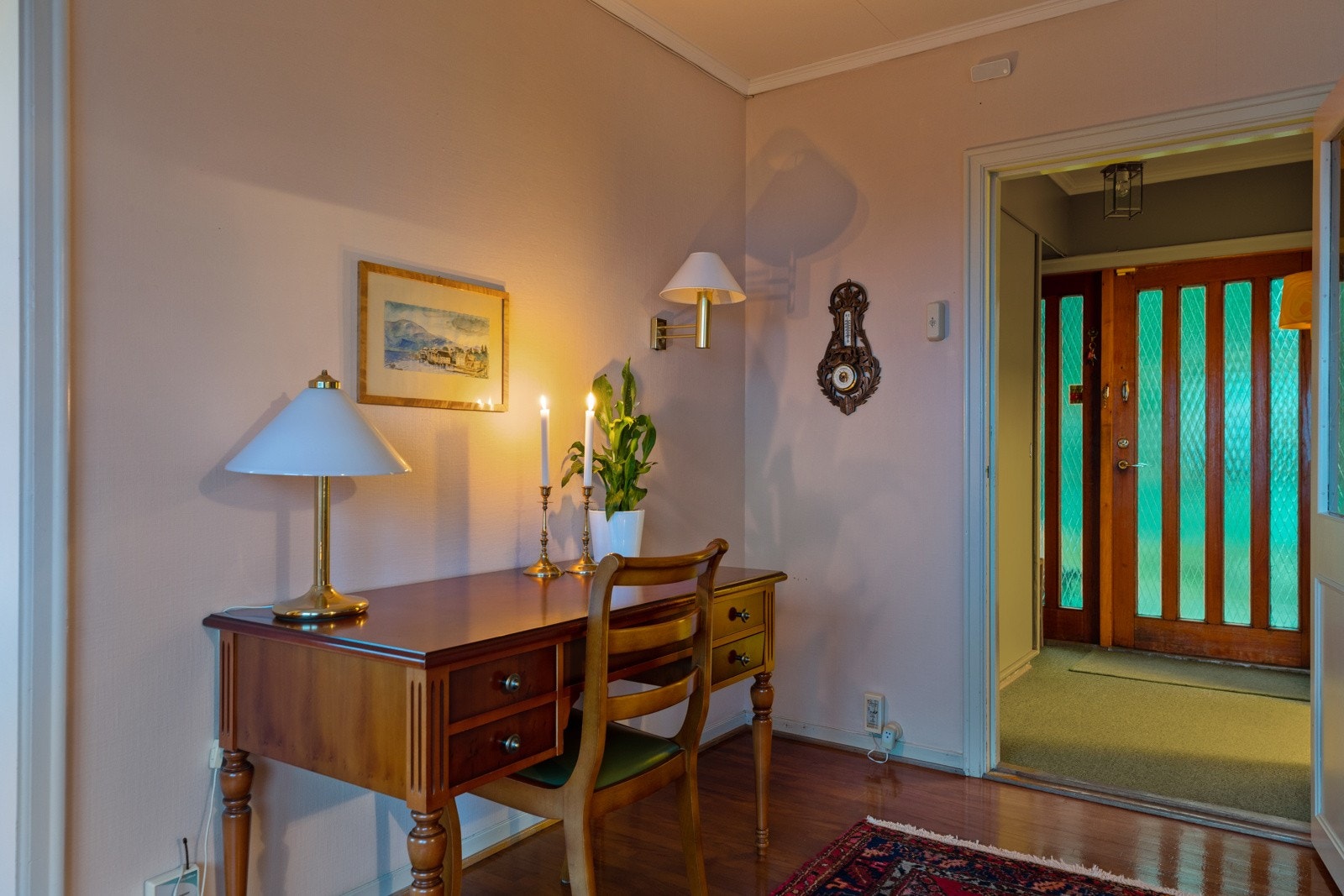 Huset har en tidstypisk, funksjonalistisk arkitektur, som i sin helhet er pent ivaretatt. Galleribilde