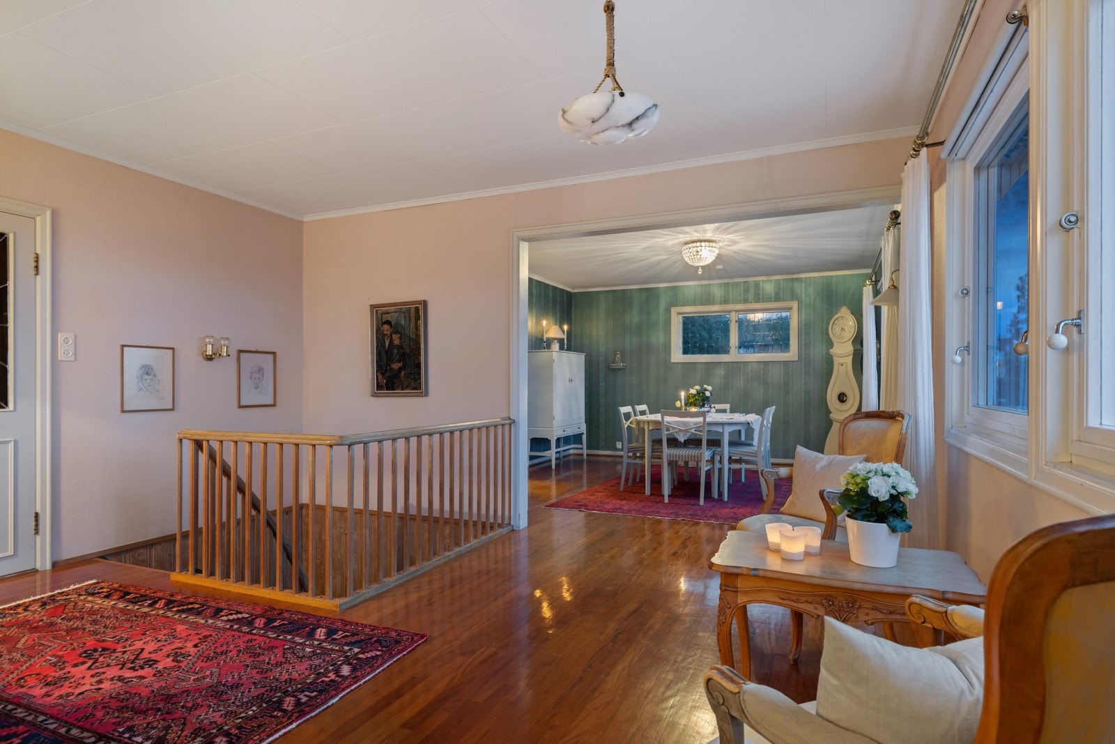 Boligen var et eksempel på datidens fremste standard innen husbygging, med bl.a. sentralvarme, ESWA-plater i taket og elektrisk styringspanel på kjøkkenet. Galleribilde