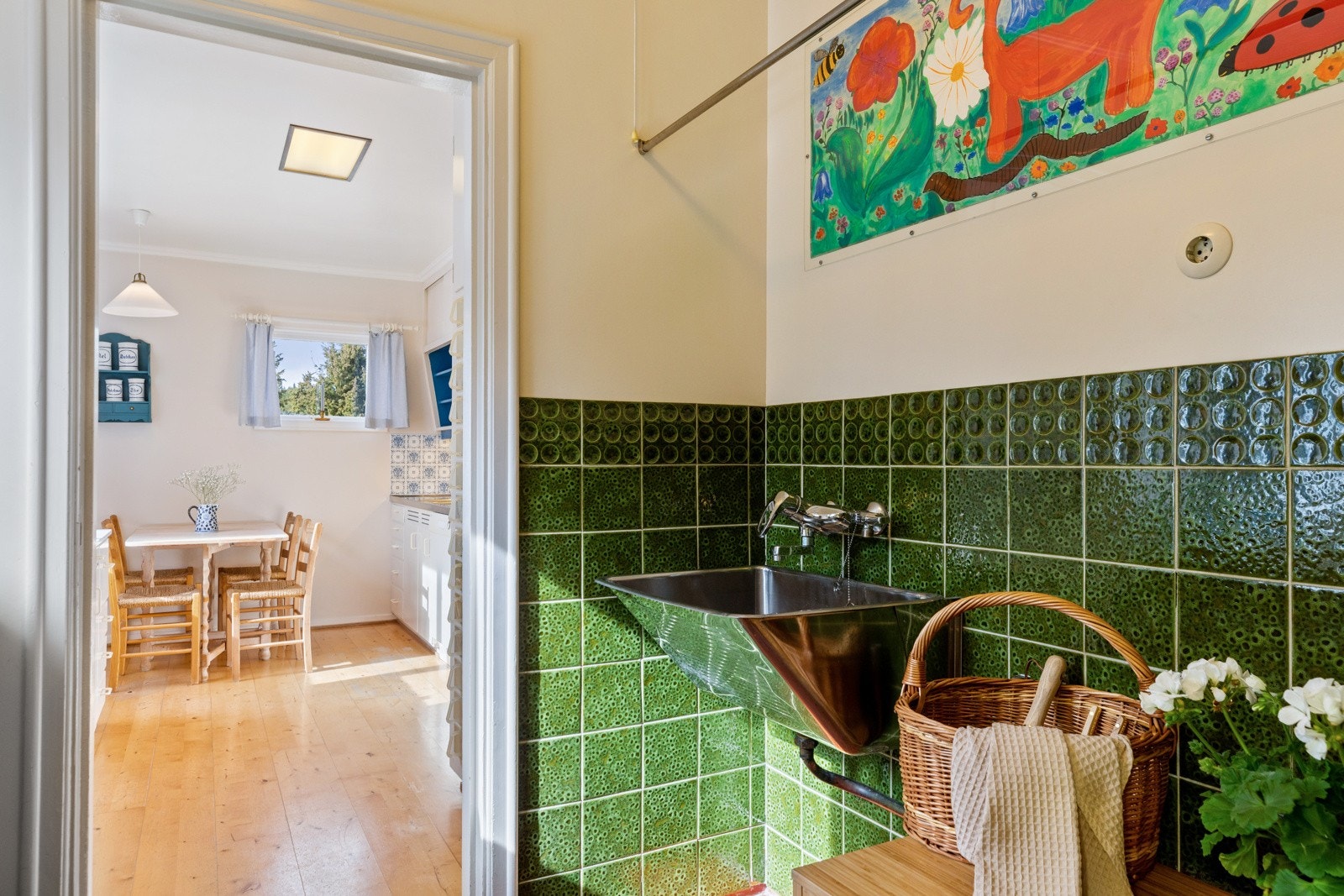 Praktisk adkomst til kjøkkenet via vaskerommet. Galleribilde