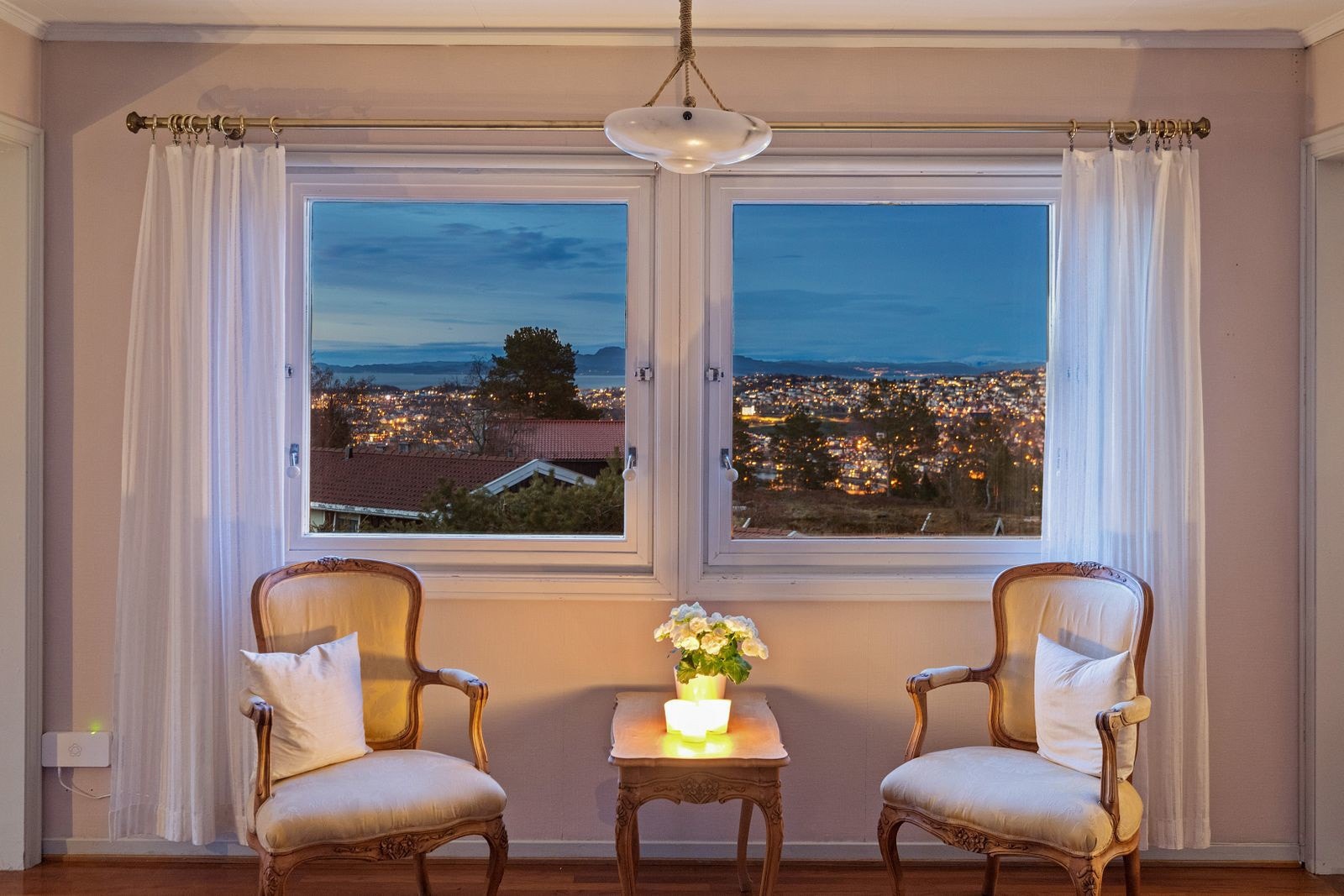 Utsiktsbildet fyller rommene med både lys og dybde. Galleribilde