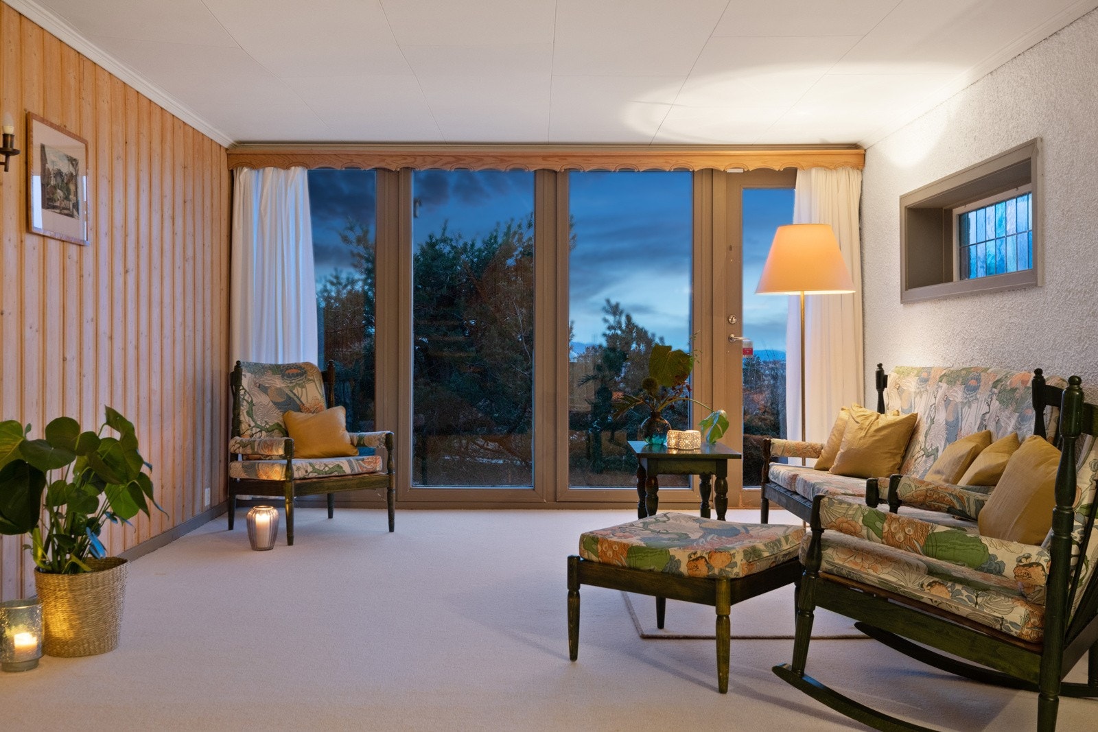 I underetasjen kretser arealet rundt en stor, deilig hagestue. Galleribilde