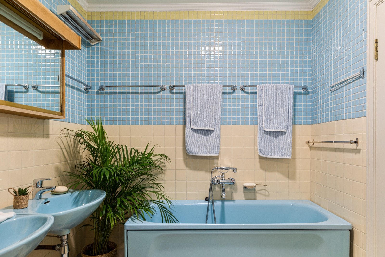 Badet måler 5 kvm, og har direkte adkomst til hovedsoverommet i tillegg til dusj- og WC-rom. Galleribilde