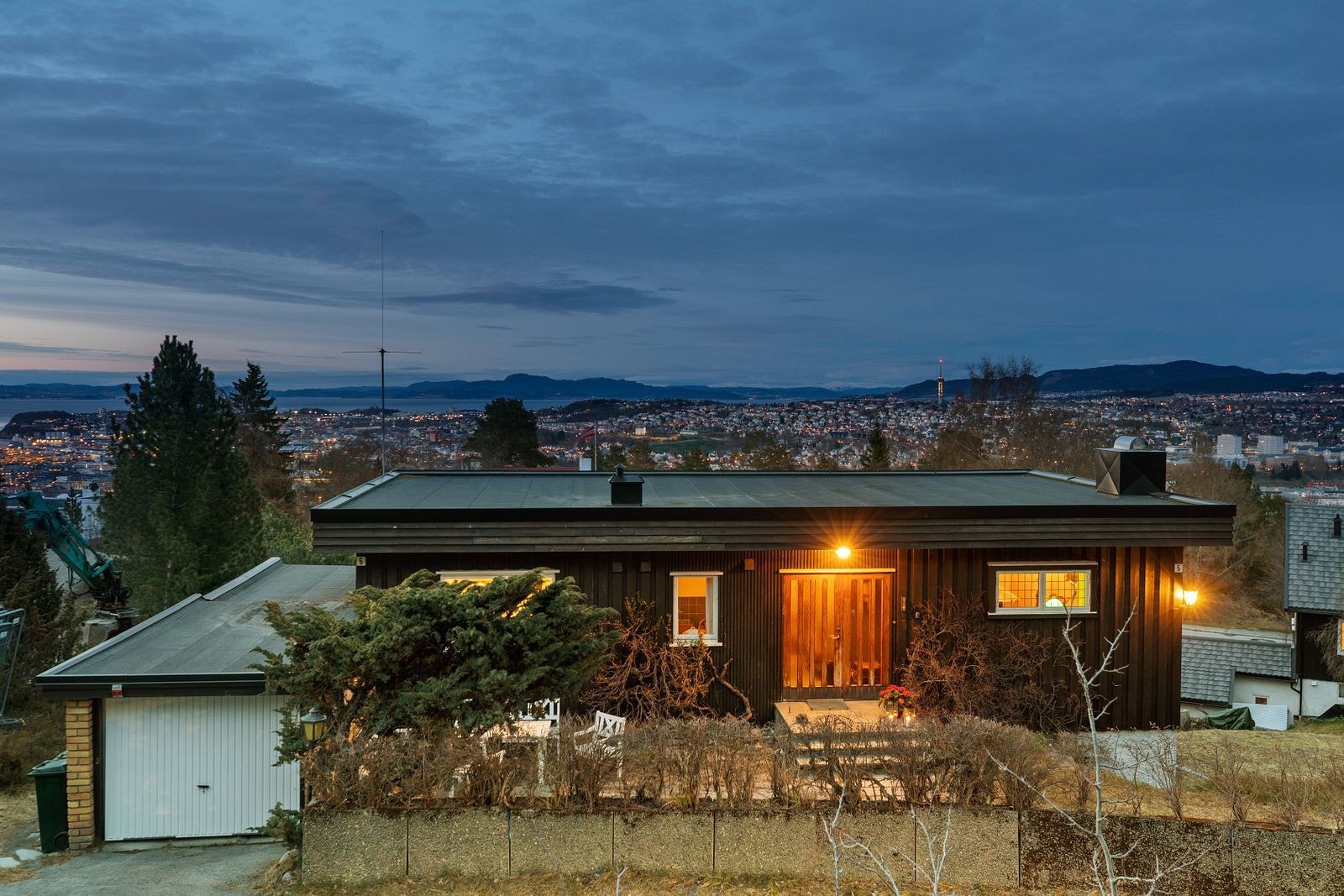 Den flotte tomta skråner mot øst, og vender seg mot byen og utsikten. Galleribilde