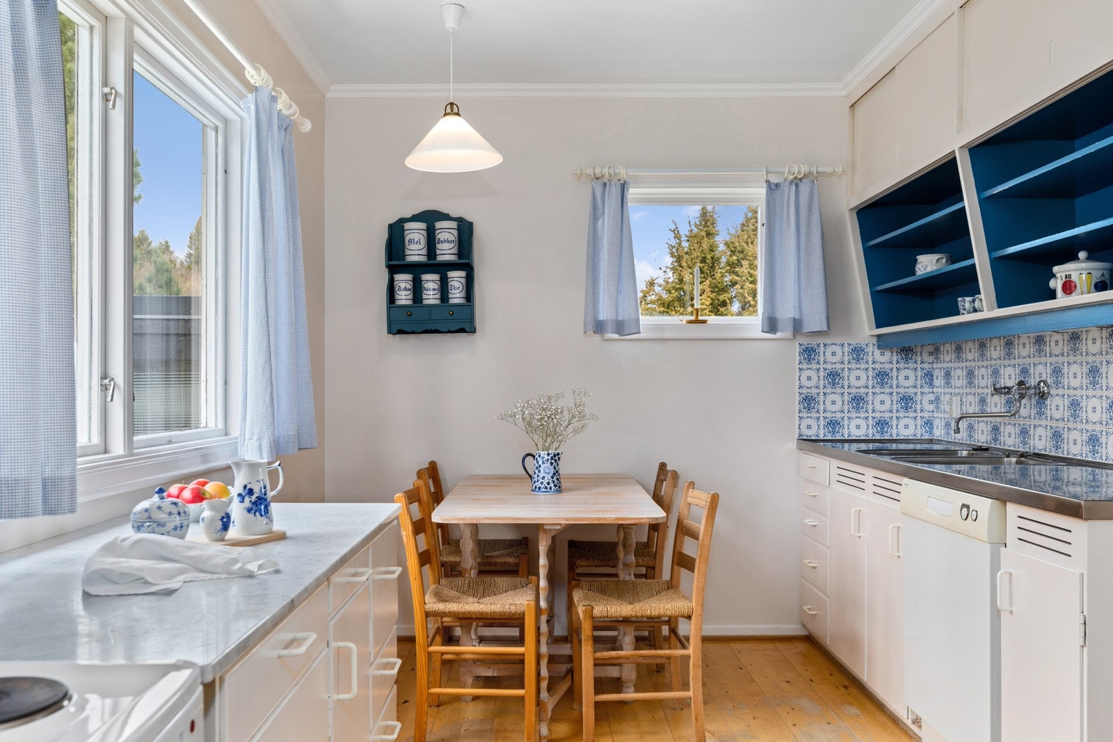 Det hyggelige kjøkkenrommet vender ut mot inngangspartiet, og måler ca. 12 kvm. Galleribilde