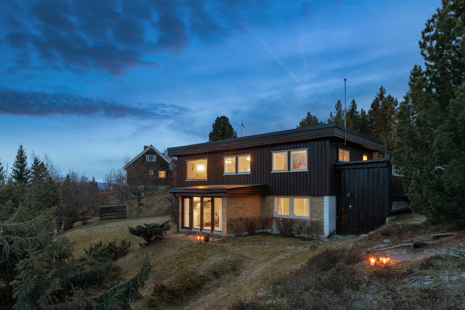 Stilig, særegen enebolig på 1,2 måls vakker utsiktstomt. Galleribilde