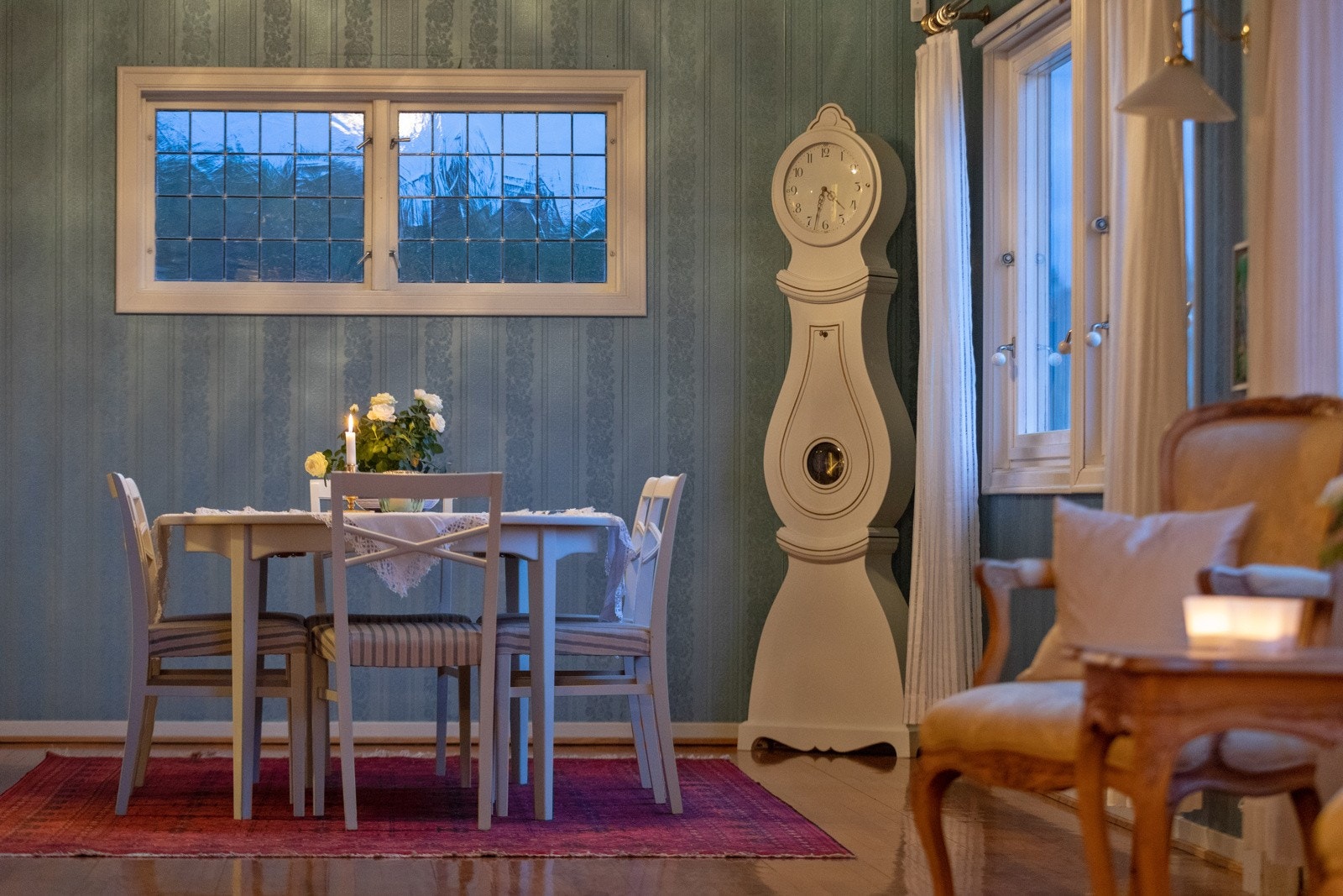 Innvendig har boligen et staselig preg, og blyglassvinduer går side om side med silketapet og blanklakkert parkett. Galleribilde