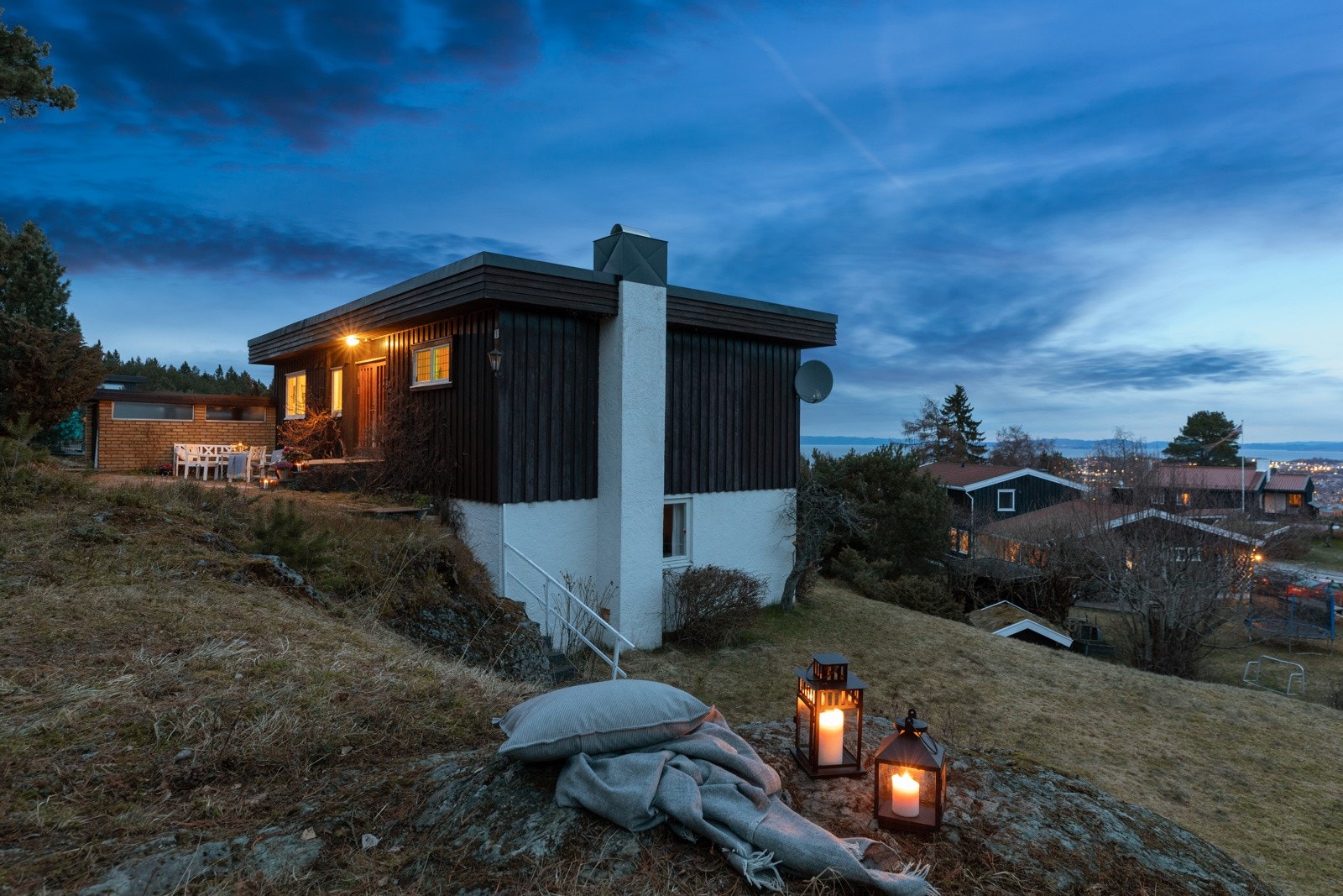 Boligen glir pent i terrenget, og er et bevis på både god områdearkitektur og boligestetikk. Galleribilde