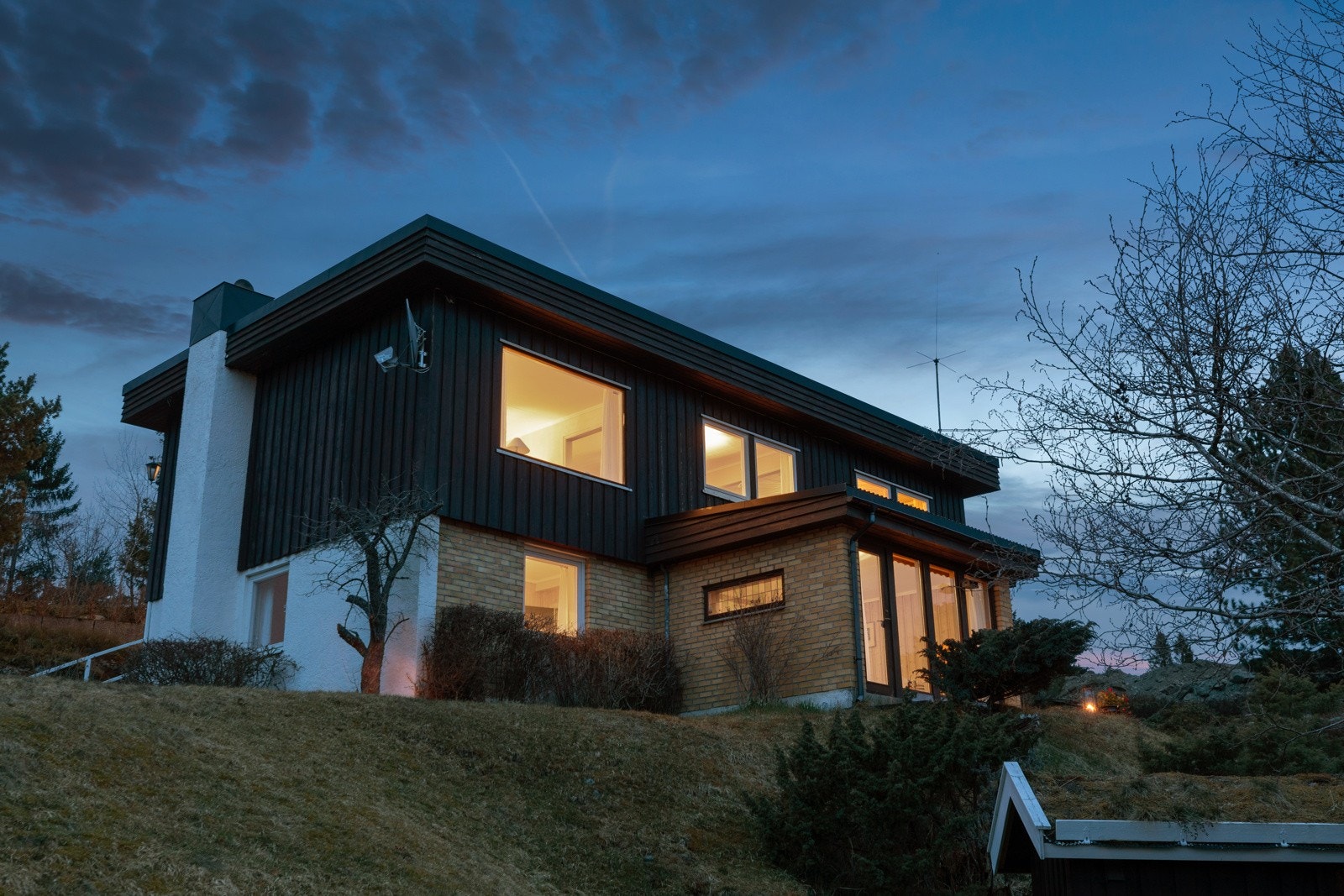 Hagestuen ble påbygget rundt 1970, og leder ut i hagen hvor både plen, frukttrær og blåbærlyng er kun noen få fottrinn unna. Galleribilde