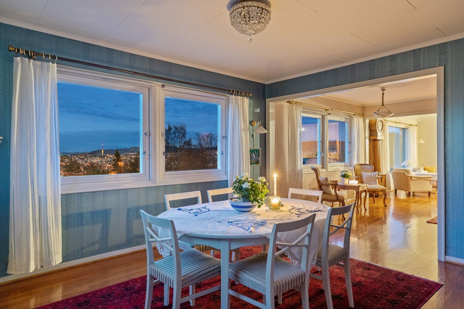 Boligen ble tegnet av arkitekt Thorstein Øren, og oppført av elektriker Lefstad i 1962. Galleribilde