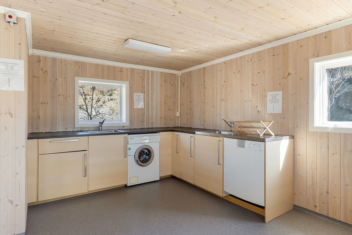 Helårs vann og avløp er innstallert i sanitærbygget Galleribilde