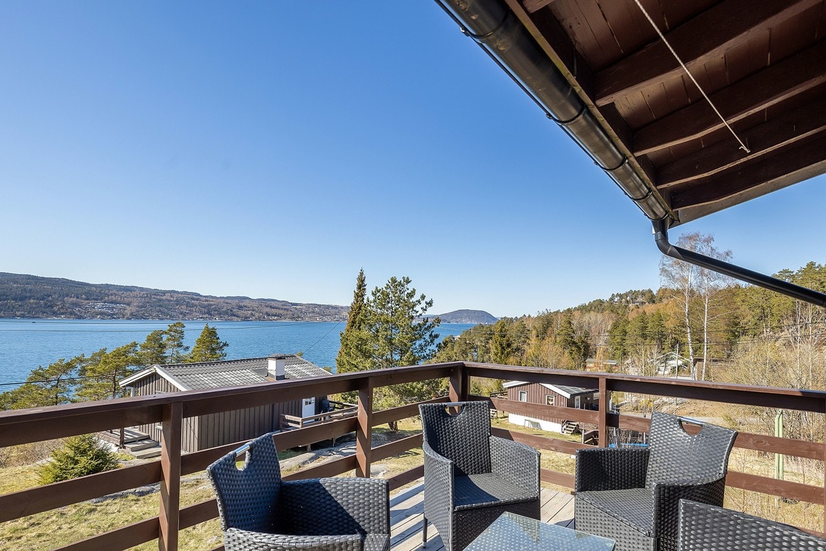 Fra de ulike hyttene er det praktfull utsikt ut over fjorden Galleribilde