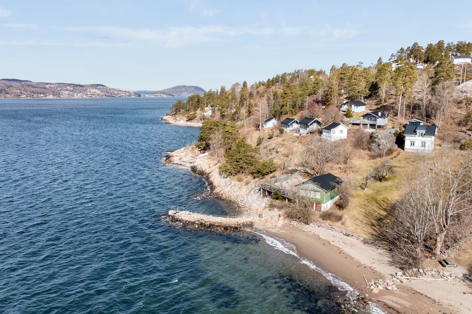 Flott sør/vestvendt beliggenhet helt ved vannkanten Galleribilde