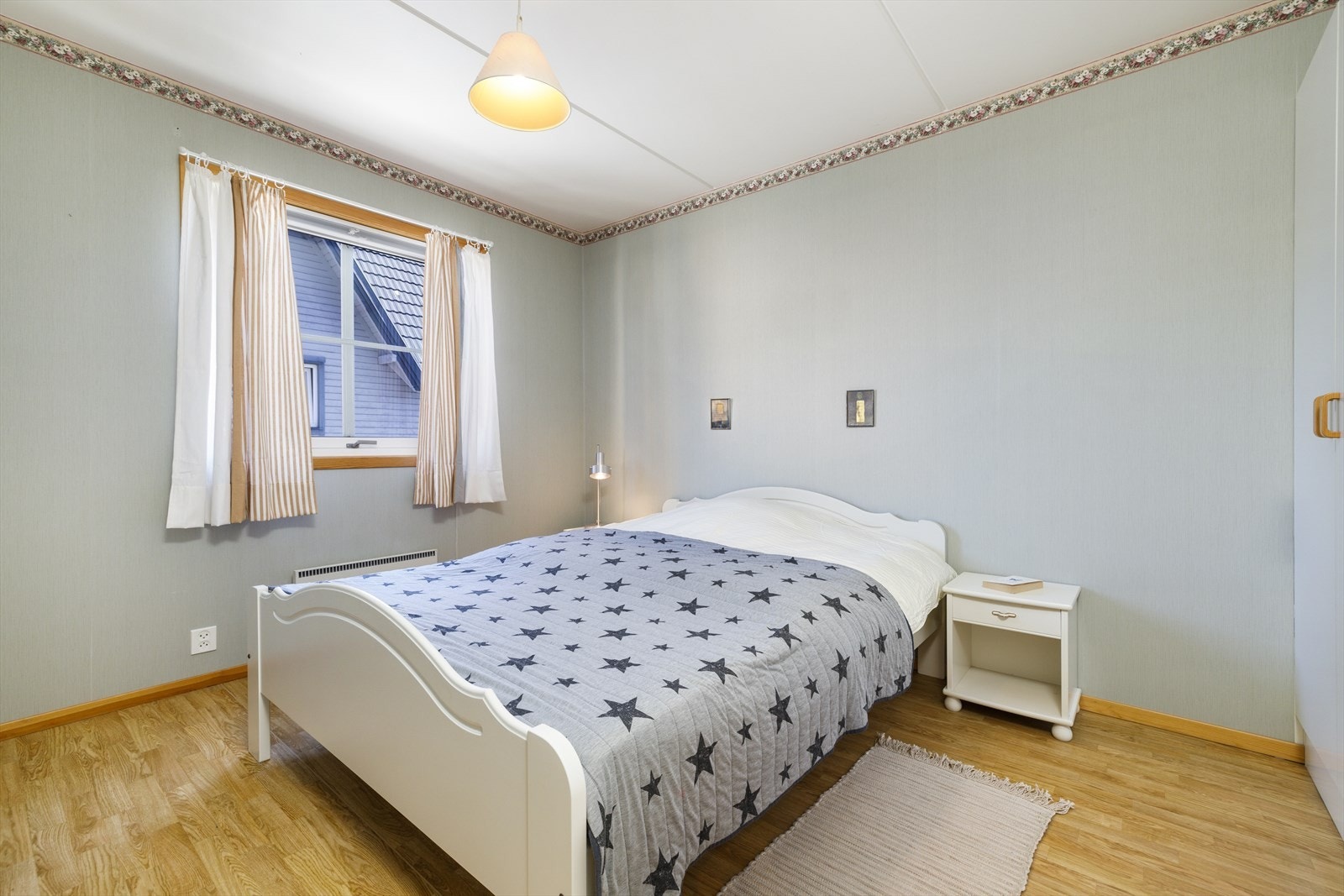 Hovedsoverom med god plass til garderobe Galleribilde