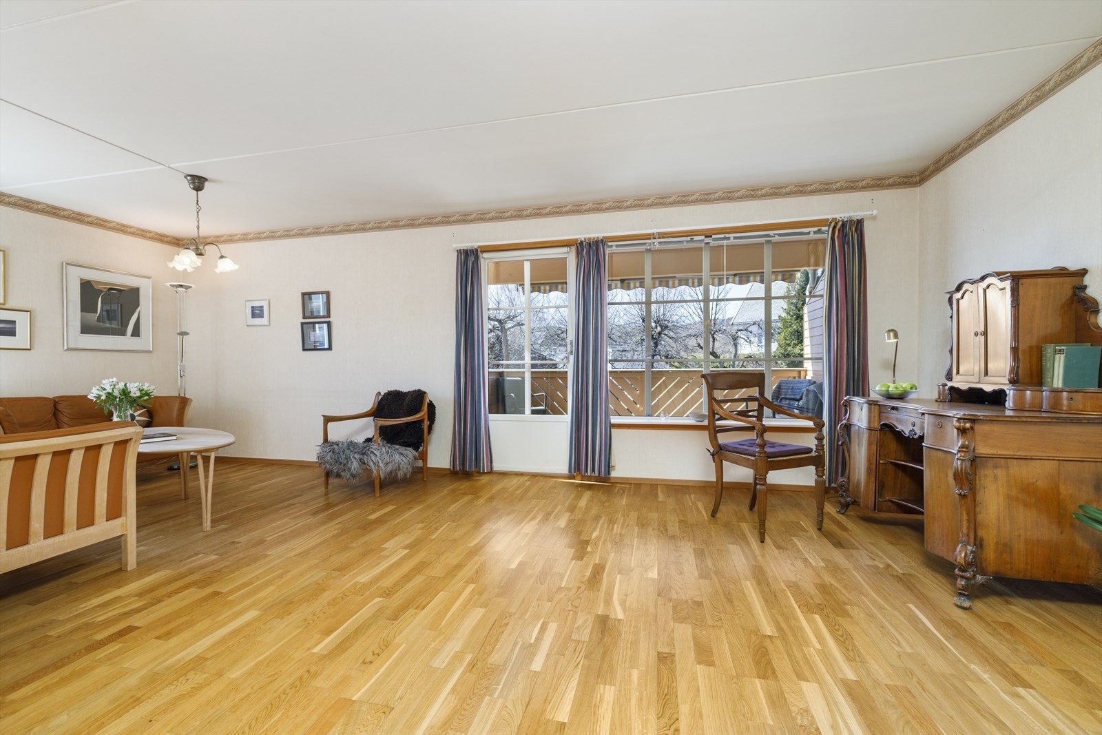 Vinkelstue med plass til både dagligstue, spisestue og sittegruppe Galleribilde
