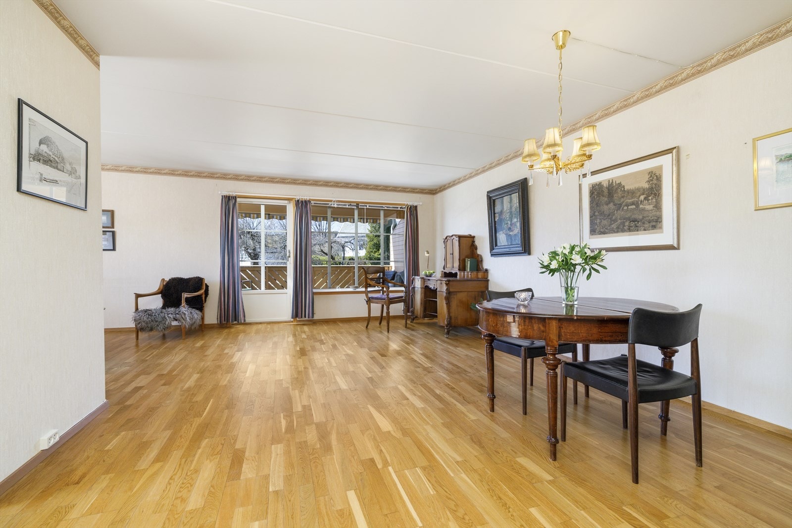 Lyst og fint med lyse overflater og lysinnslipp fra vinduer på to sider Galleribilde