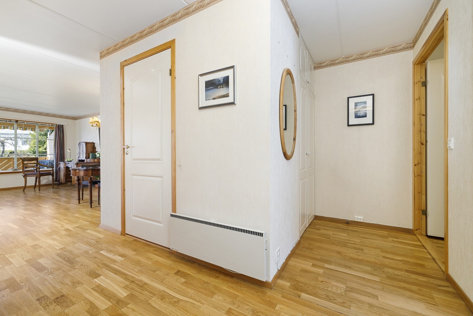 Hall med innebygd garderobe. Her er det adkomst til innvendig bod på ca. 4 kvm Galleribilde