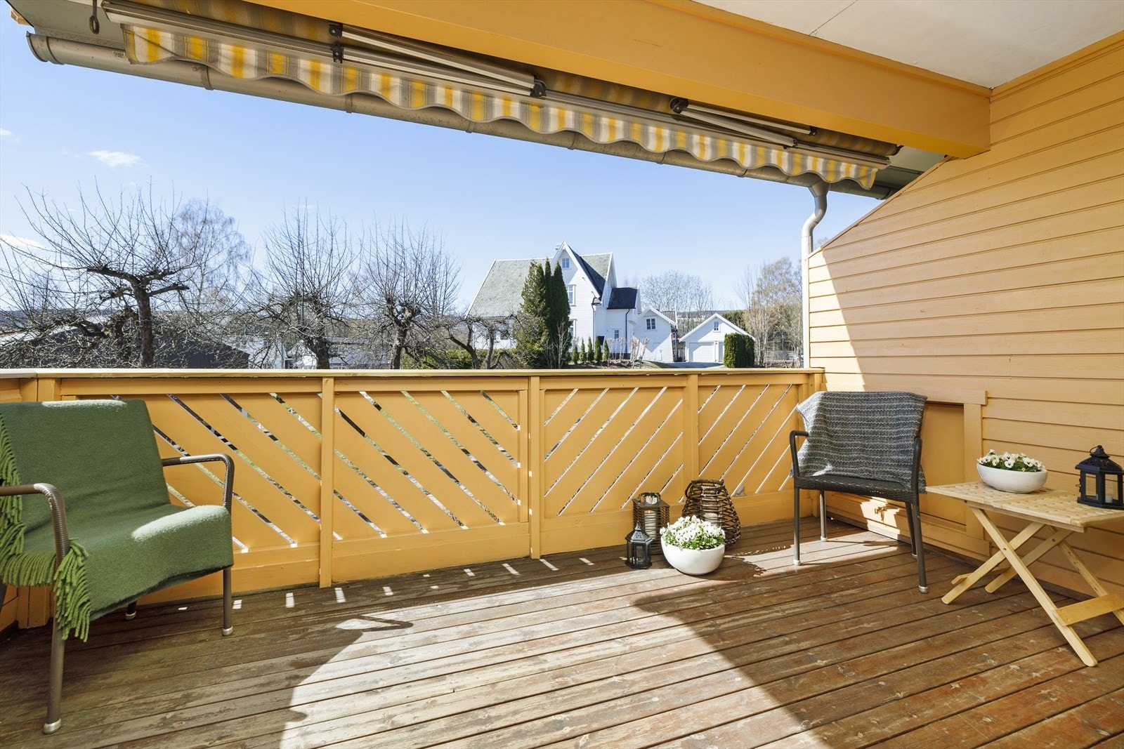 Overbygget terrasse. Her sitter man usjenert med godt utsyn. God solvandring. Solskjerming med markise Galleribilde