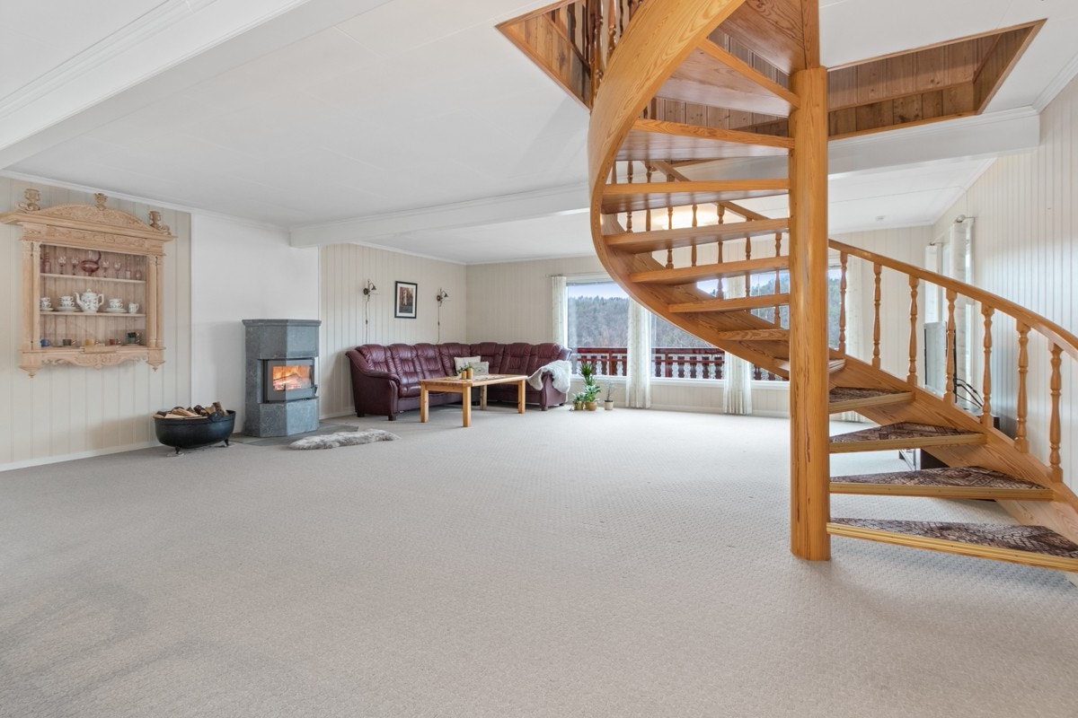 Fra stue i tilbygg er det trapp opp til soveromsavdeling Galleribilde