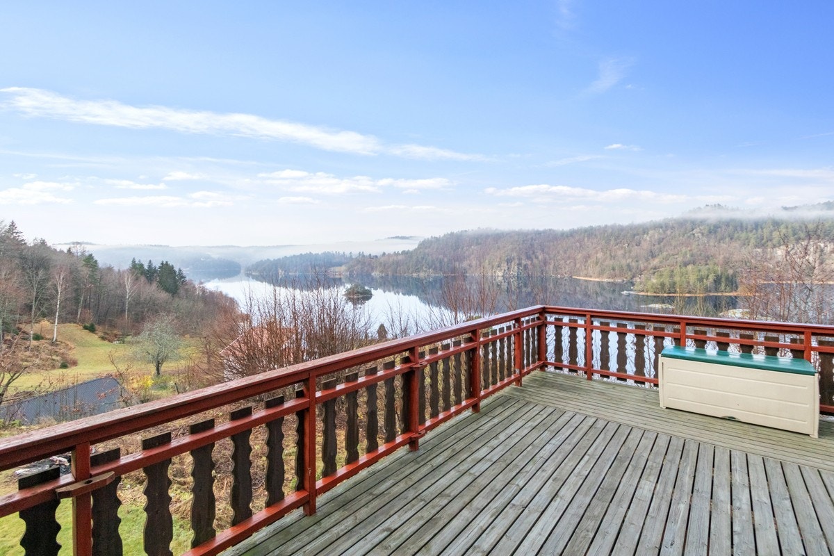 Romslig veranda med nydelig utsikt Galleribilde