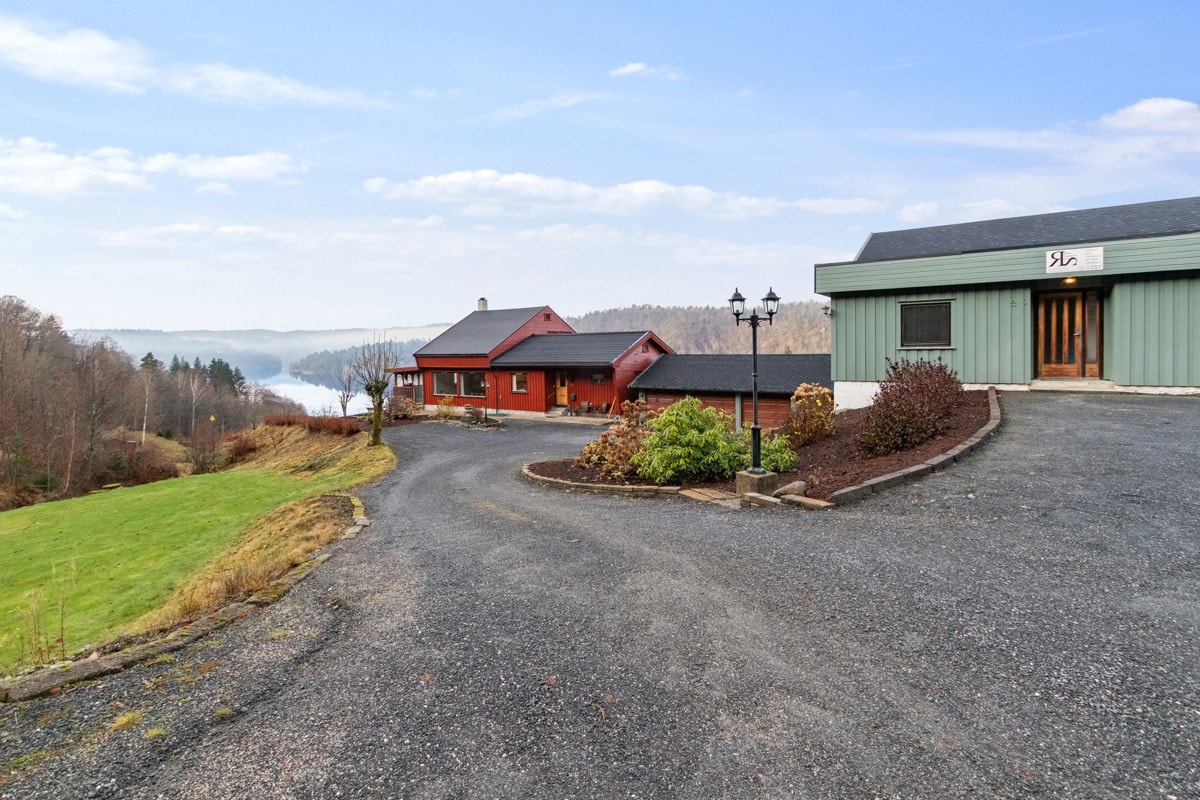 Eiendommen har felles avkjørsel fra fylkesvei med Nævestadveien 255 Galleribilde