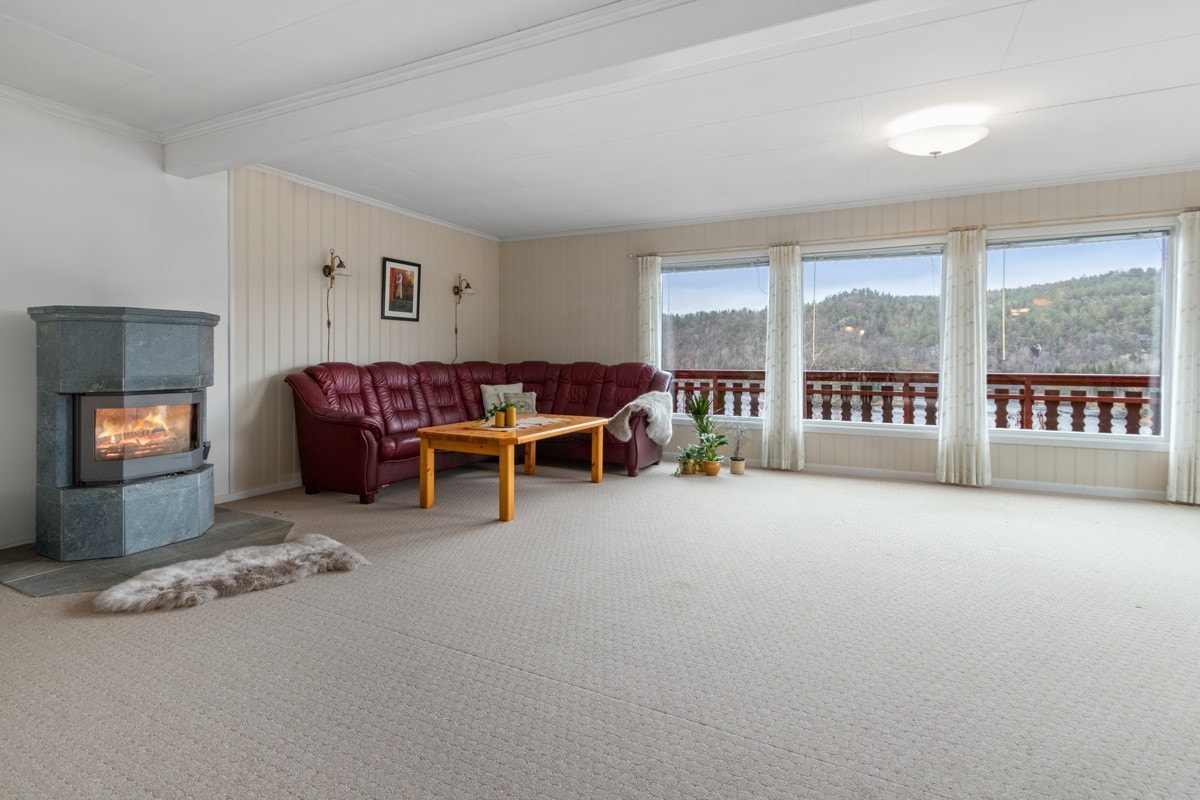 Meget romslig stue med god plass til flere sittegrupper Galleribilde