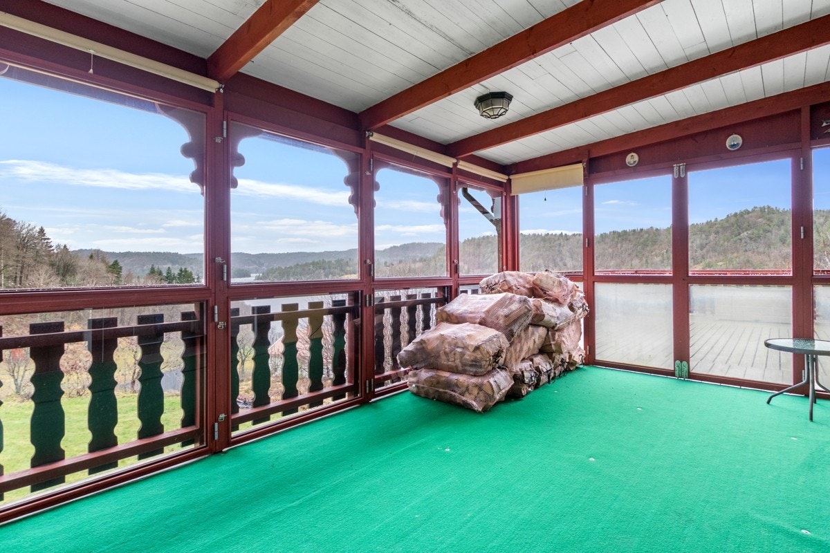 Verandaen er delvis innbygd med tak og innglasserte vegger Galleribilde