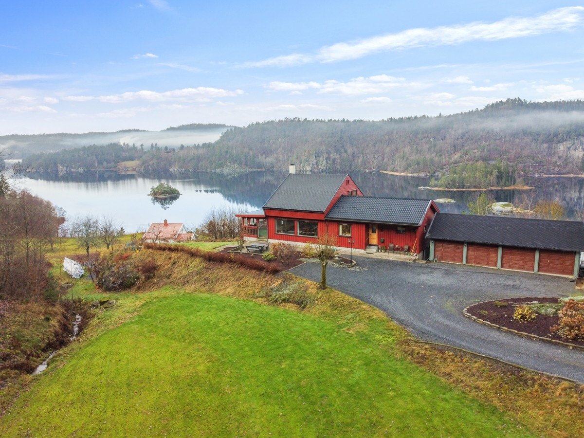 Velkommen til Nævestadveien 257 - beliggende i rolige og landlige omgivelser med nydelig utsikt Galleribilde