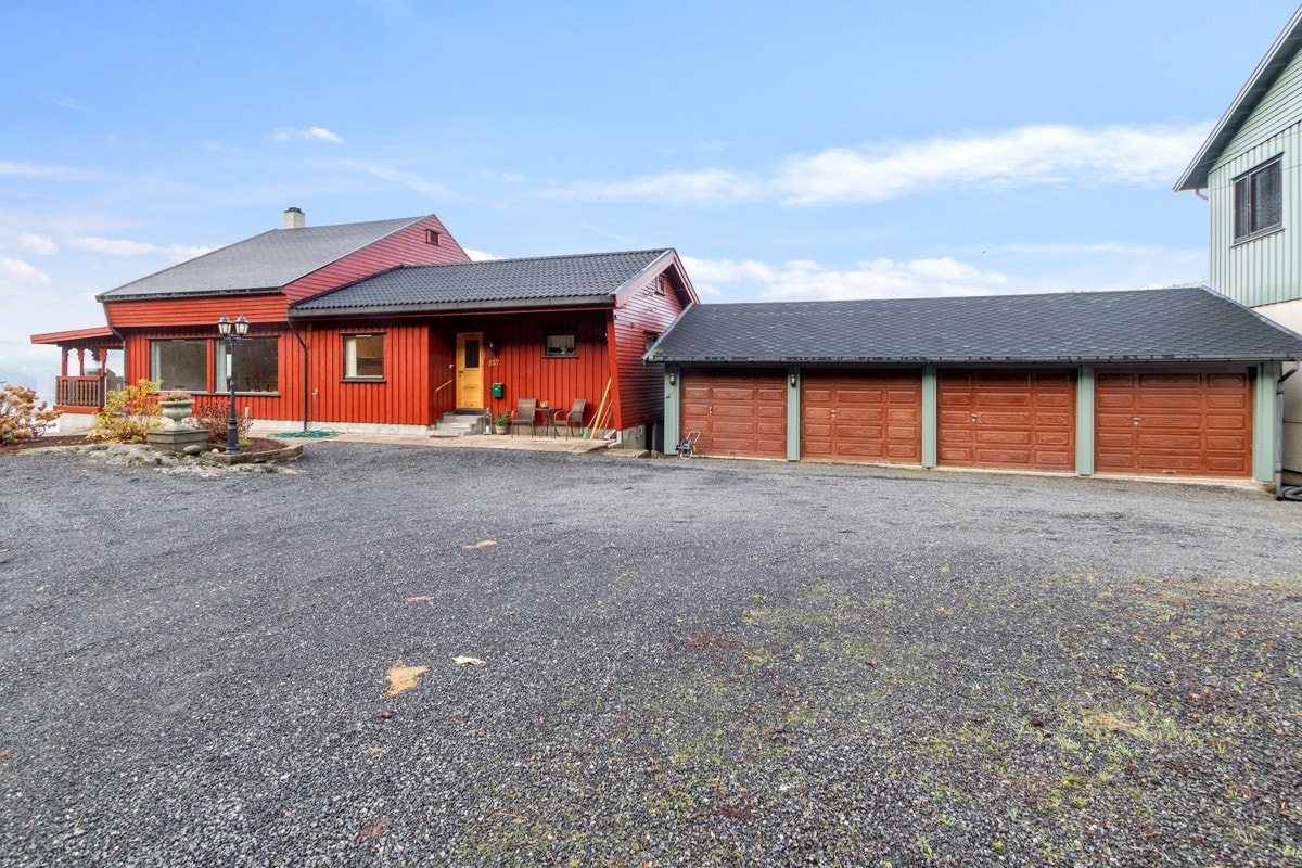 Innholdsrik enebolig over 3 etasjer og romslig garasje med 4 biloppstillingsplasser Galleribilde