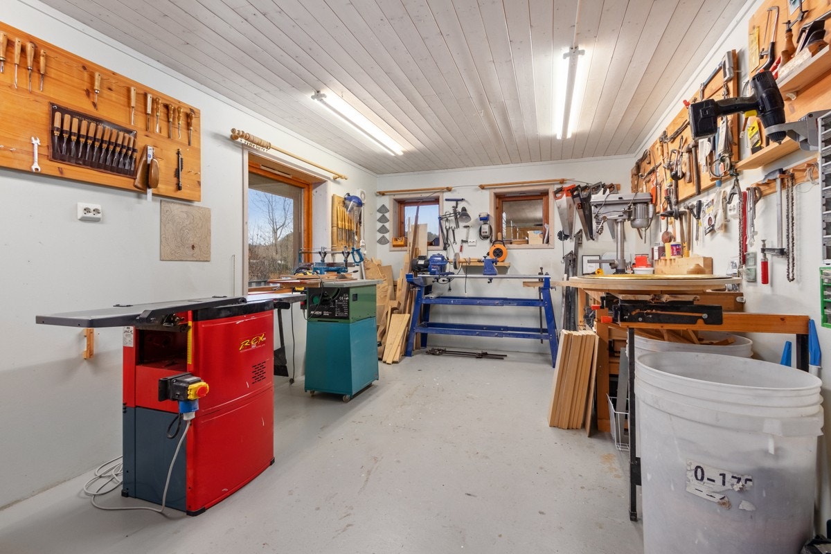 Kjempefint snekkerverksted i underetasjen Galleribilde