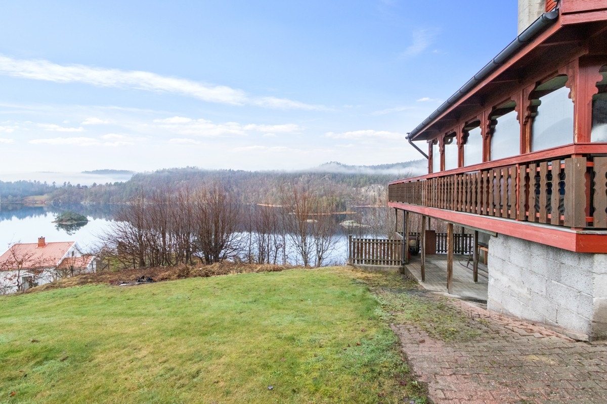 Eiendommen ligger vestvendt med gode solforhold ettermiddag/kveld Galleribilde