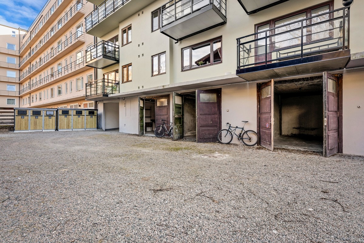 Garasjene nr. 1 og 2 sett fra venstre er separate garasjeplasser, og nr. 3 og 4 er ett åpnet rom med 2 garasjeporter Galleribilde