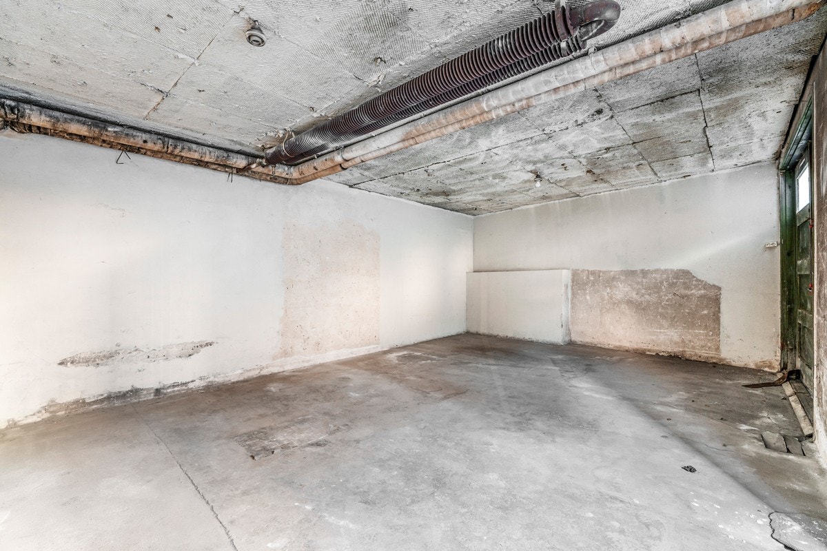 Garasje nr. 3 og 4 består av ett åpent rom, med 2 garasjeporter Galleribilde