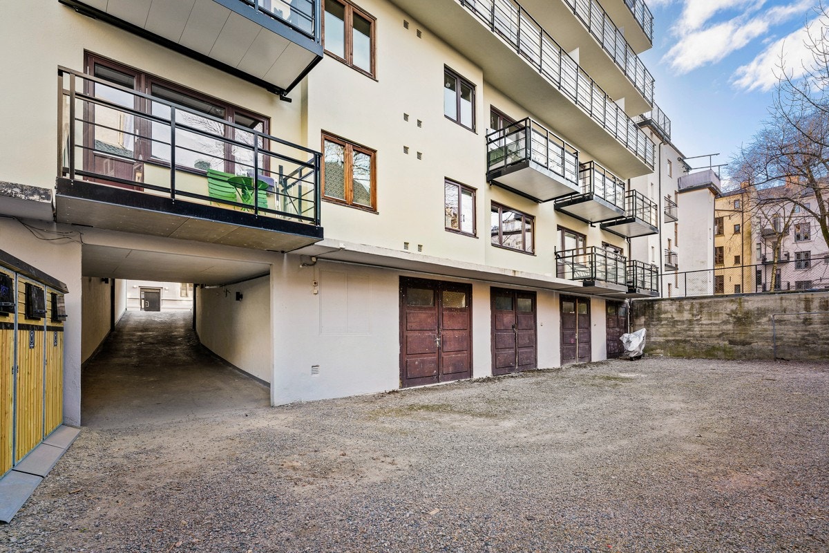 Adkomst via portrom og bakgård Galleribilde