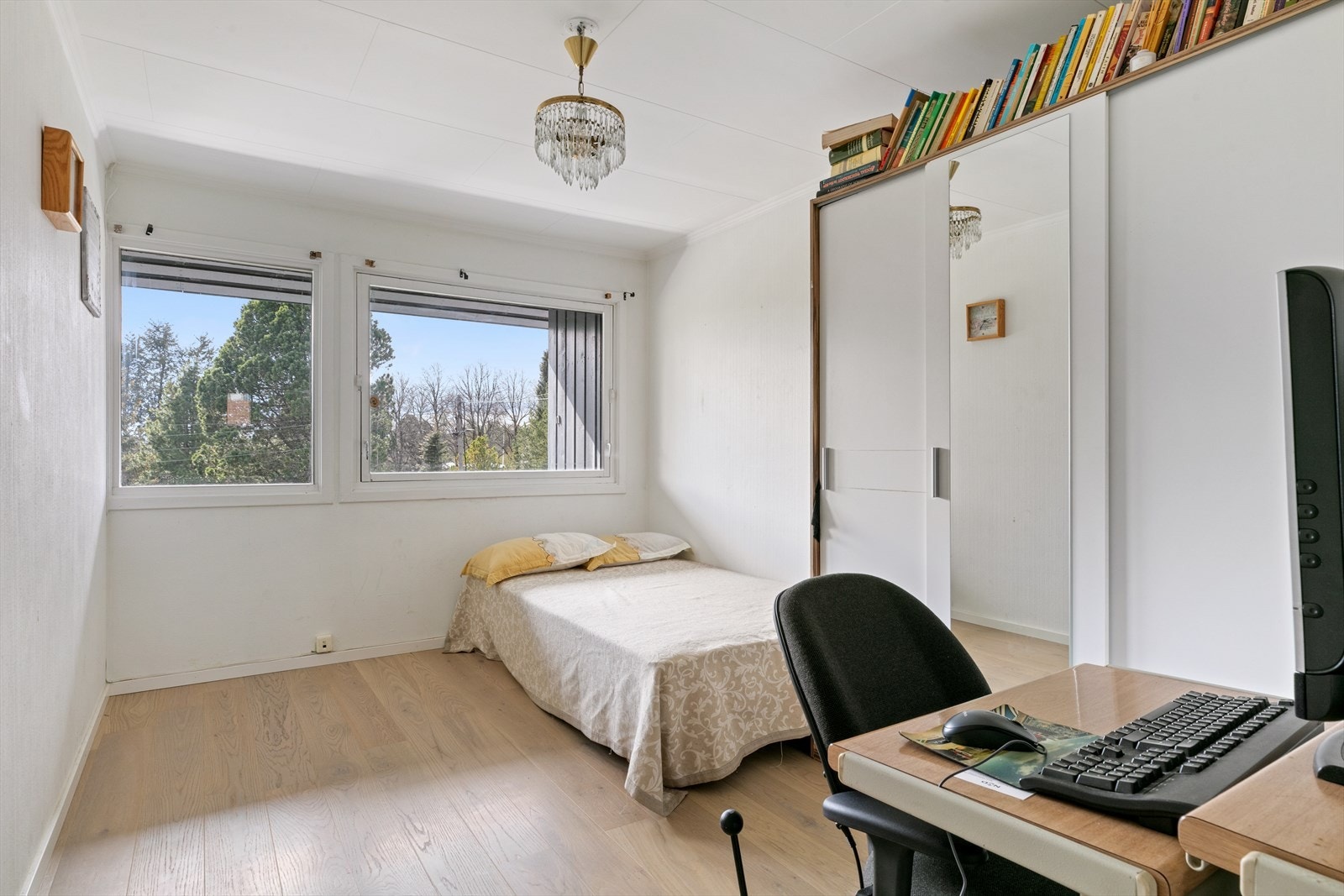 Boligens øvrige soverom er av god størrelse, med plass til bred seng, nattbord, kommode og ønskelig møblement. Galleribilde