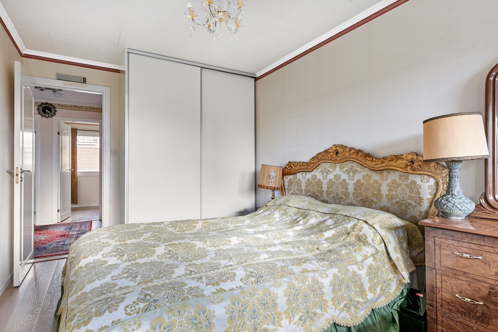 Her er det montert en praktisk skyvedørsgarderobe som bidrar med gode oppbevaringsmuligheter. Galleribilde