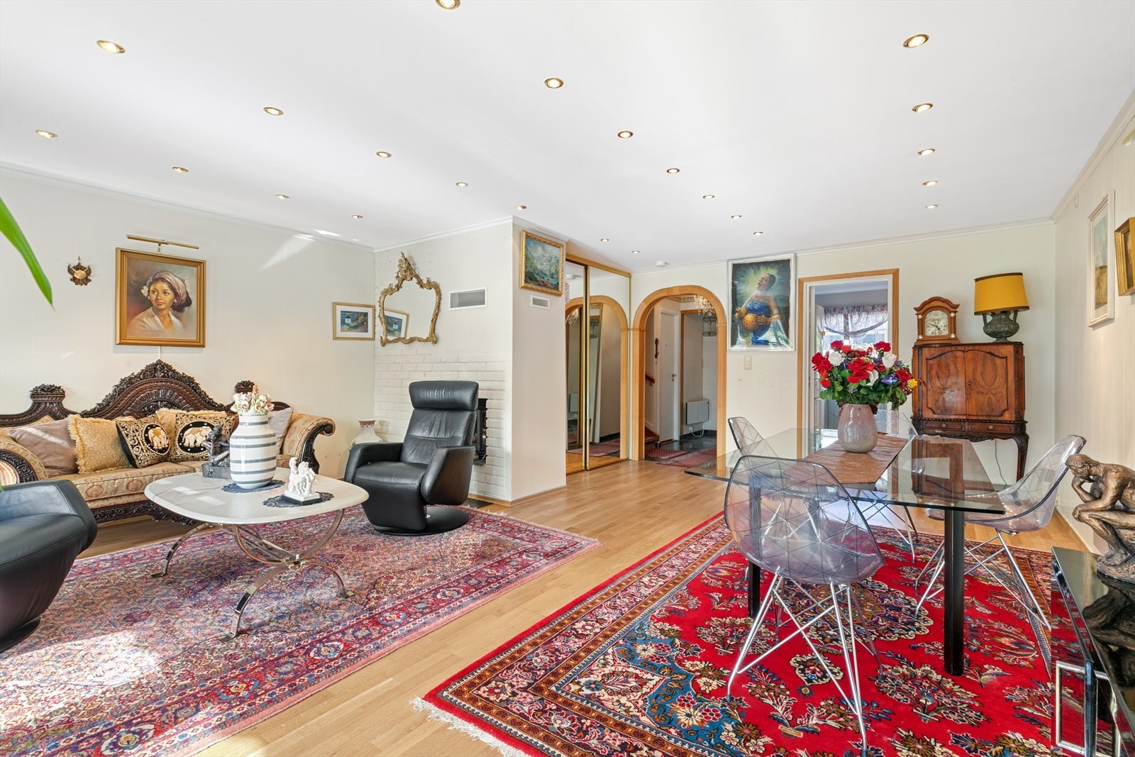 I første etasjen finner du til boligens sosiale arene og samlingspunkt. Galleribilde