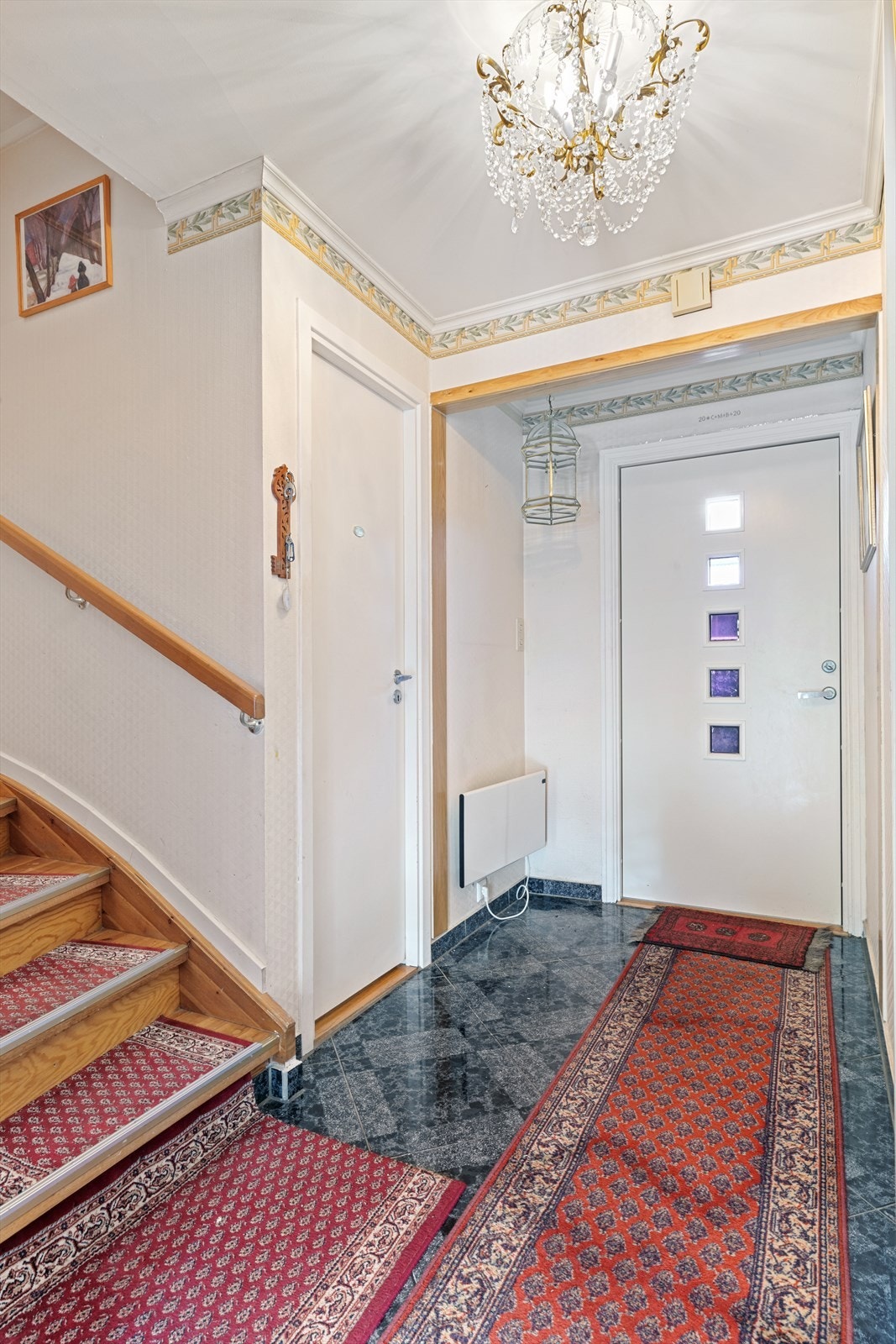 Inn inngangsdøren blir du møtt av en lys og luftig entré, hvor du kan henge fra deg yttertøy og sette fra deg sko. Galleribilde