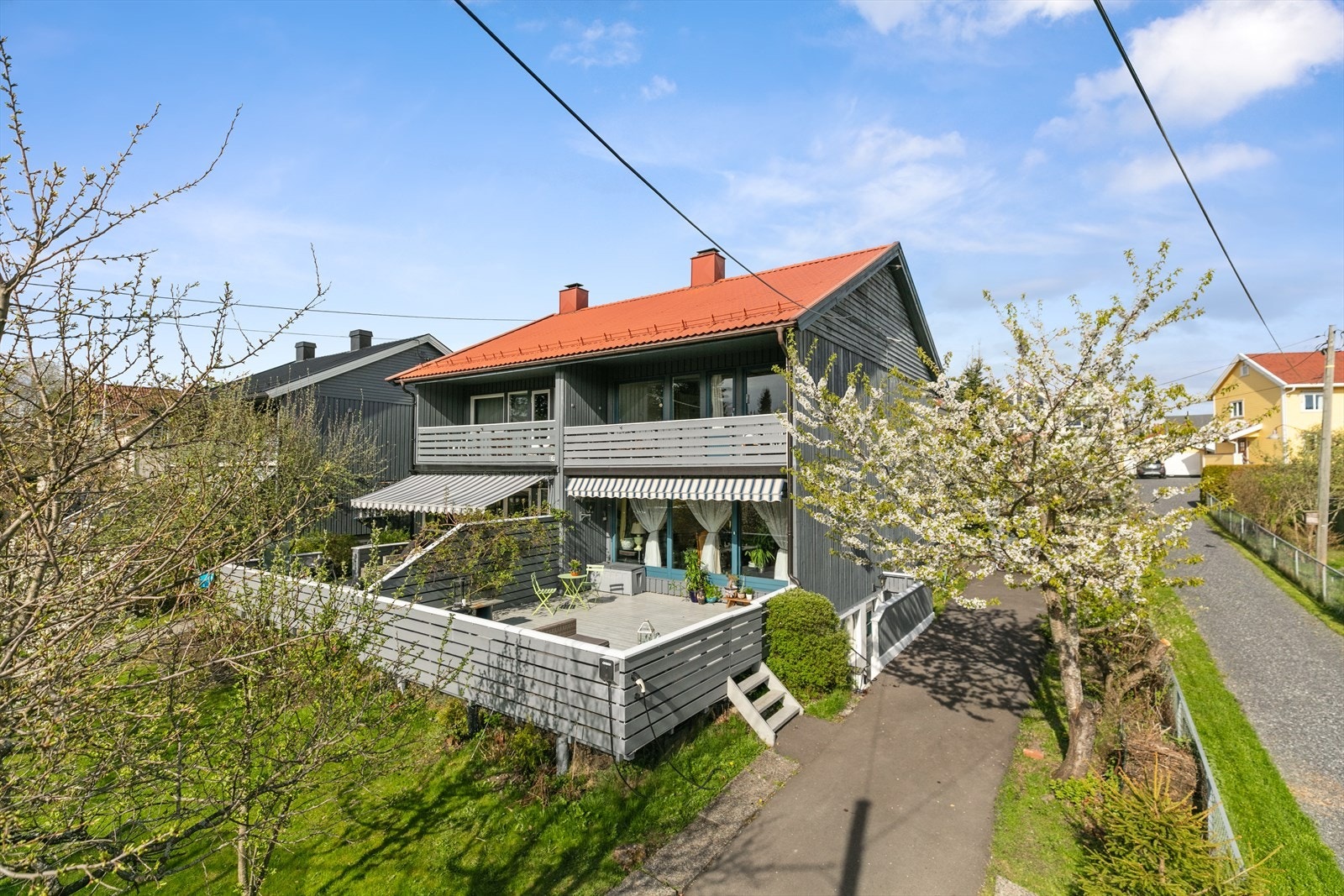 Boligen byr på en pent opparbeidet tomt med plen, belegningsstein, steinheller og planter. Galleribilde