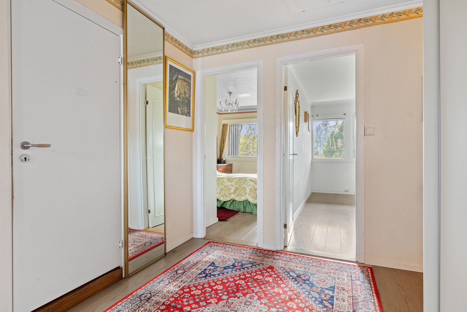 Boligens andre etasje består av fire romslige soverom og et lyst baderom. Galleribilde