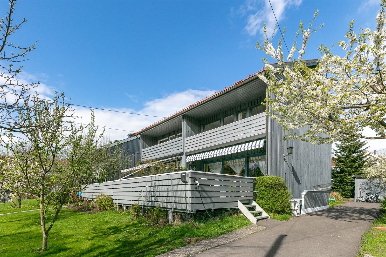 Gode oppbevaringsmuligheter i garasjen, loftet samt i uteboden. Galleribilde