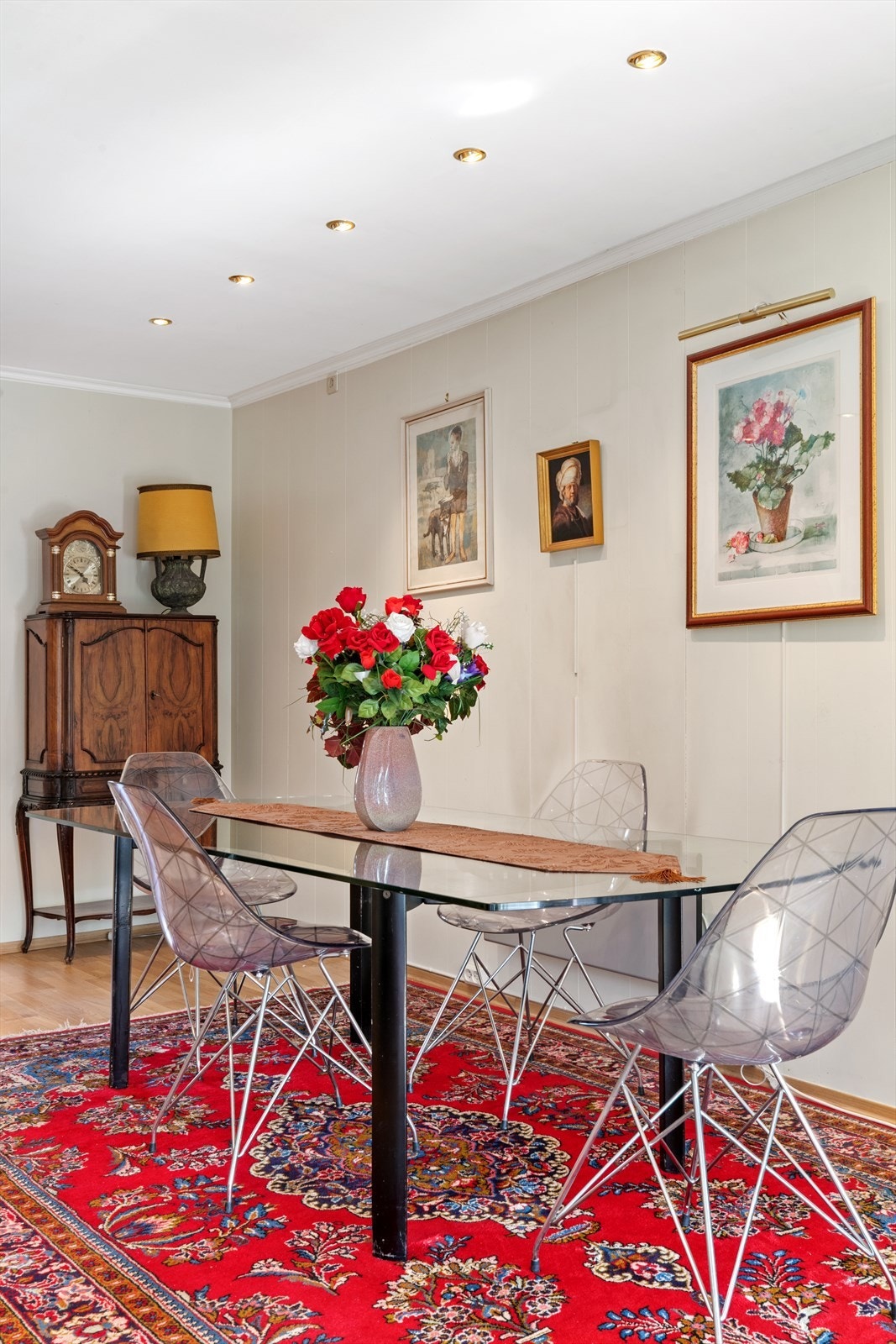 Dette rommet innbyr til avkobling, sosialt samvær og gode middager med venner og kjære. Galleribilde