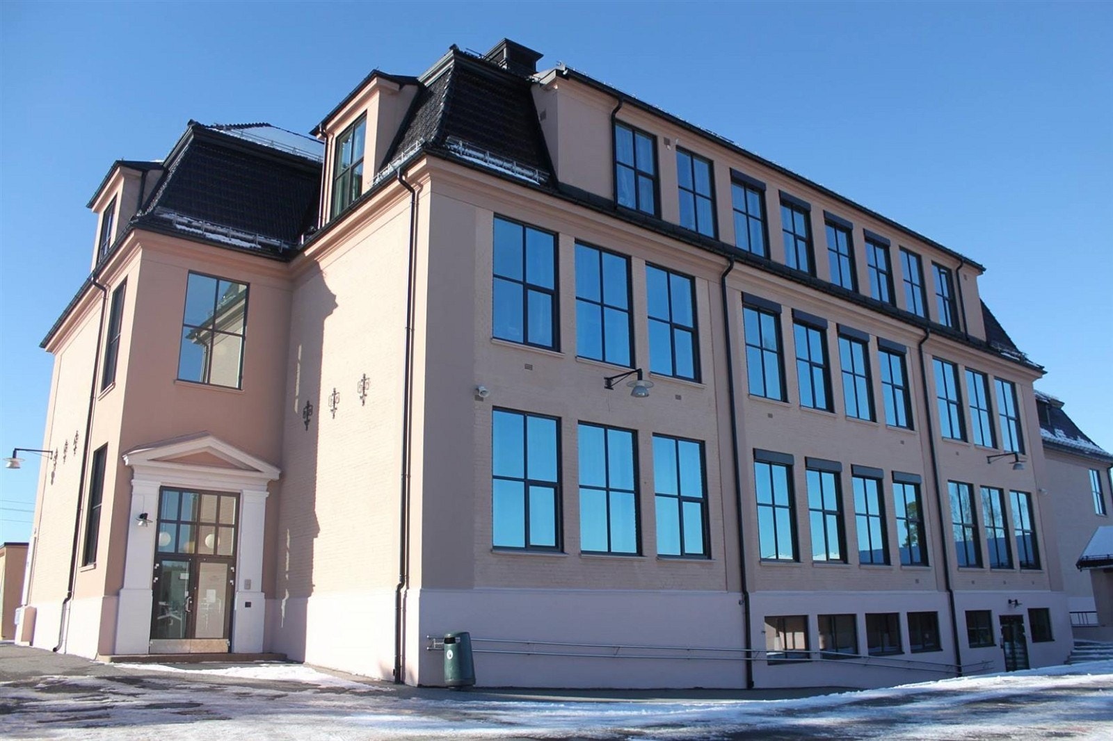 Det er gangavstand fra boligen til Høybråten skole. Galleribilde